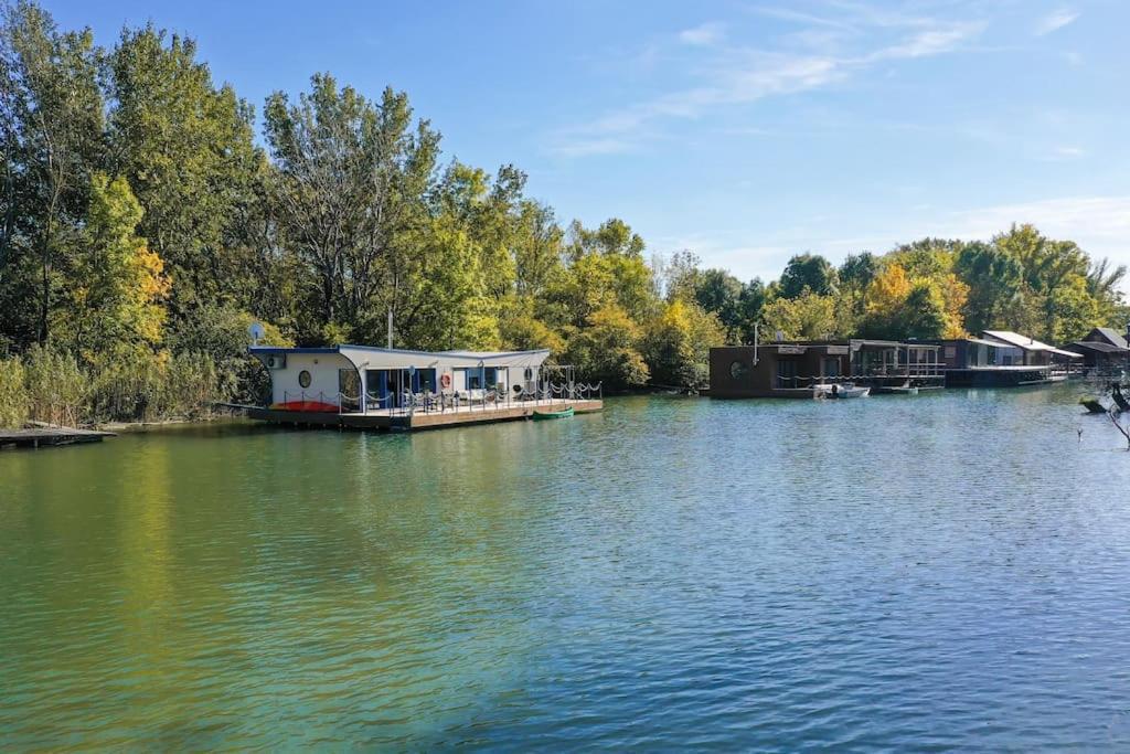 Ocarujuci Houseboat Na Dunaji Μπρατισλάβα Εξωτερικό φωτογραφία