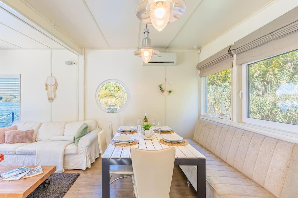 Ocarujuci Houseboat Na Dunaji Μπρατισλάβα Εξωτερικό φωτογραφία