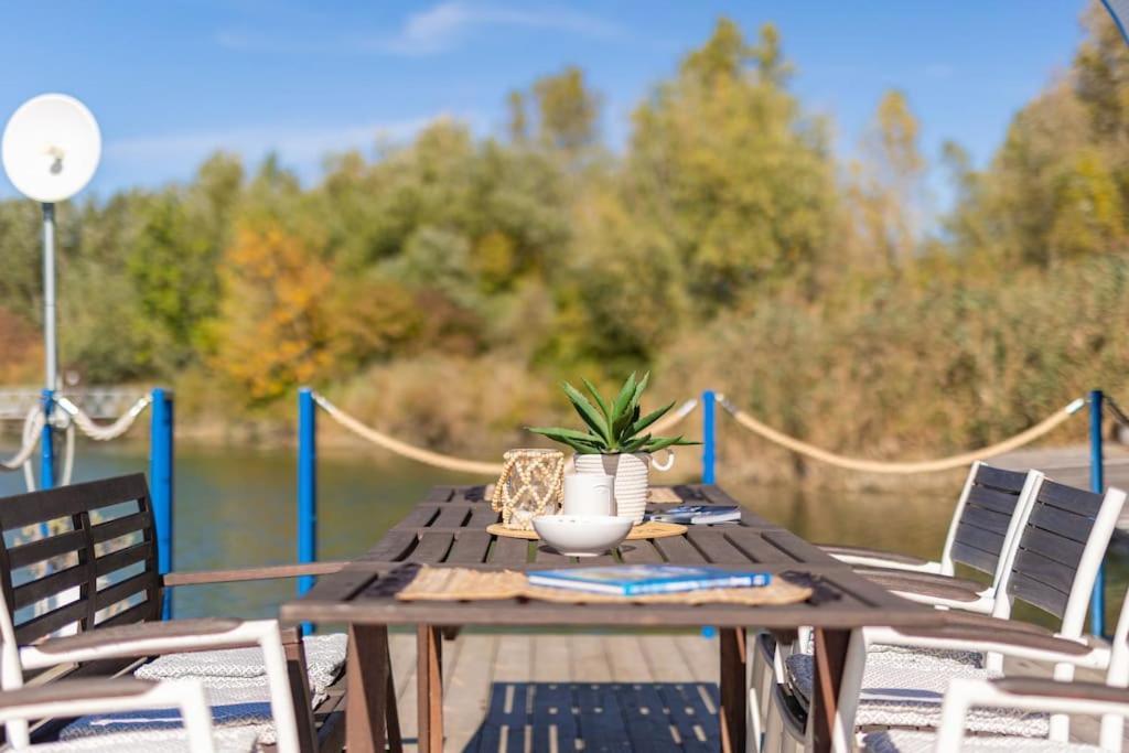 Ocarujuci Houseboat Na Dunaji Μπρατισλάβα Εξωτερικό φωτογραφία