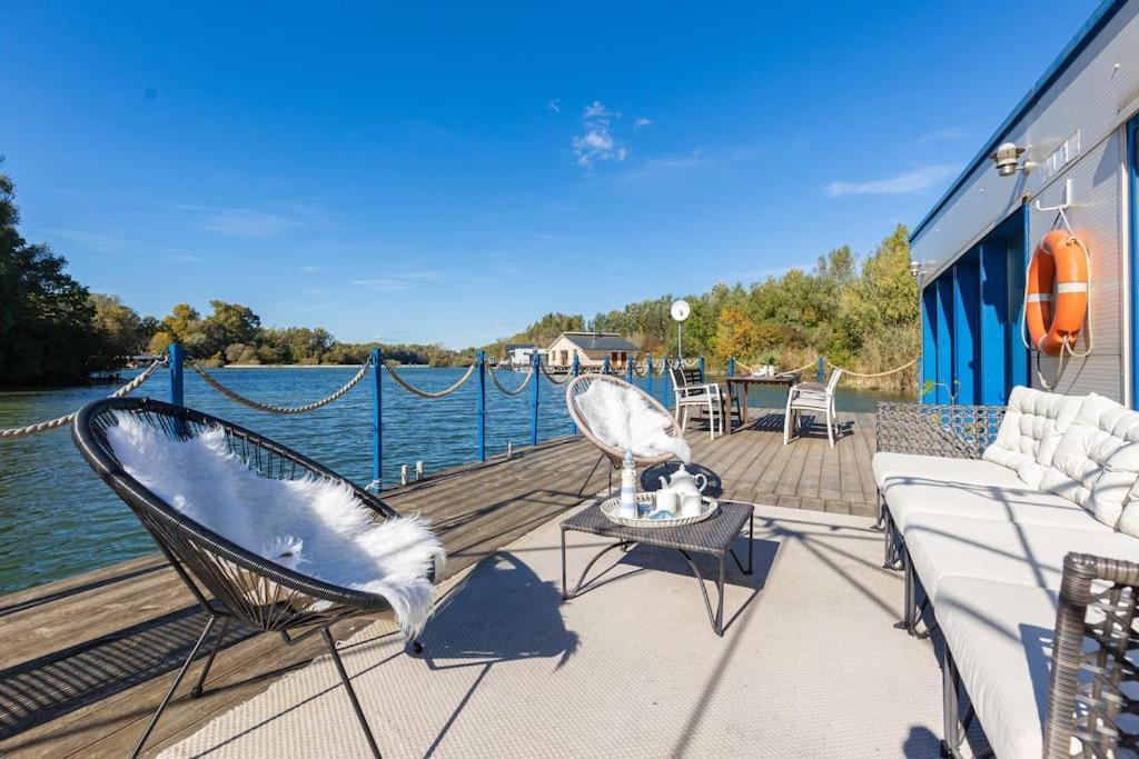 Ocarujuci Houseboat Na Dunaji Μπρατισλάβα Εξωτερικό φωτογραφία