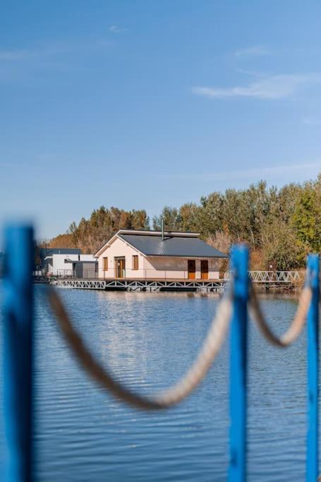 Ocarujuci Houseboat Na Dunaji Μπρατισλάβα Εξωτερικό φωτογραφία