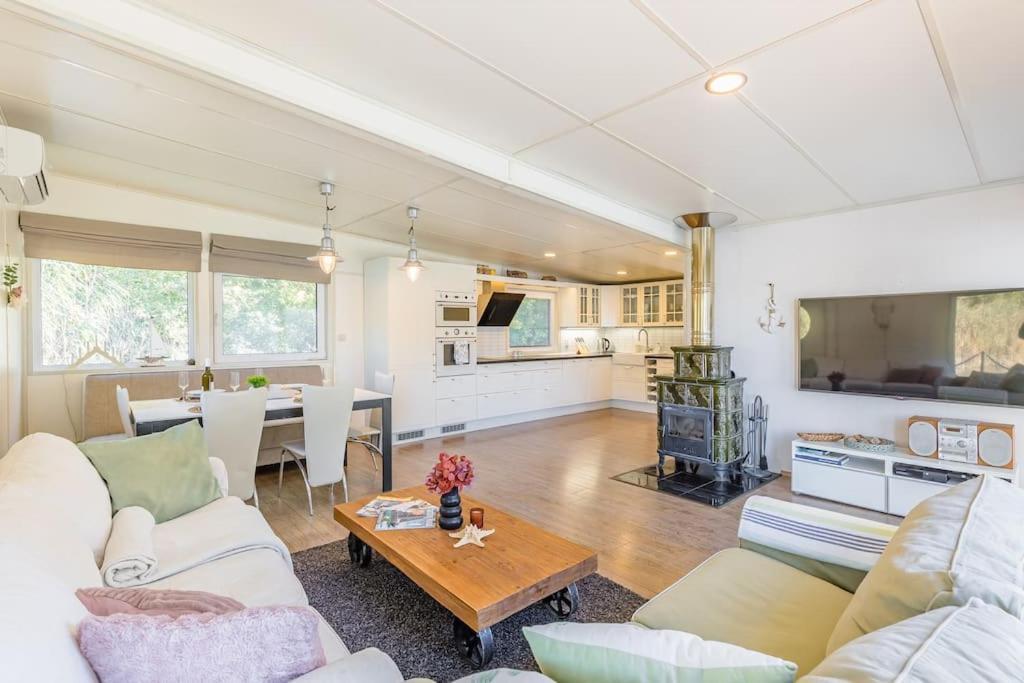 Ocarujuci Houseboat Na Dunaji Μπρατισλάβα Εξωτερικό φωτογραφία