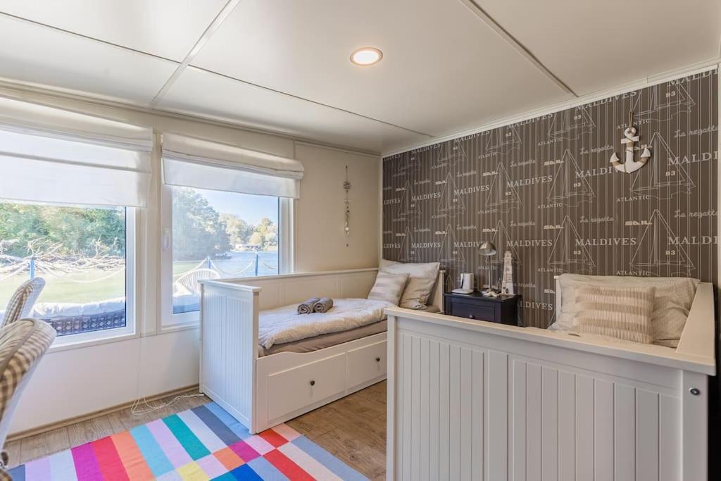Ocarujuci Houseboat Na Dunaji Μπρατισλάβα Εξωτερικό φωτογραφία