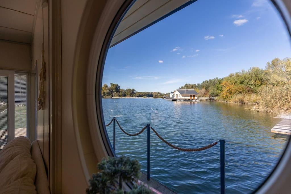 Ocarujuci Houseboat Na Dunaji Μπρατισλάβα Εξωτερικό φωτογραφία