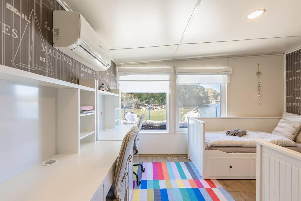 Ocarujuci Houseboat Na Dunaji Μπρατισλάβα Εξωτερικό φωτογραφία