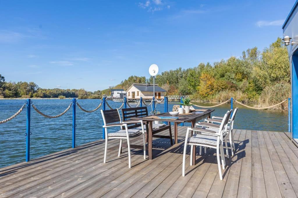 Ocarujuci Houseboat Na Dunaji Μπρατισλάβα Εξωτερικό φωτογραφία
