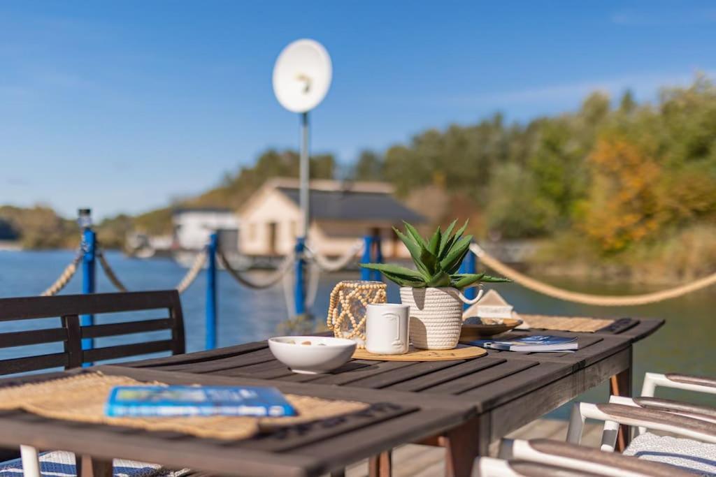 Ocarujuci Houseboat Na Dunaji Μπρατισλάβα Εξωτερικό φωτογραφία
