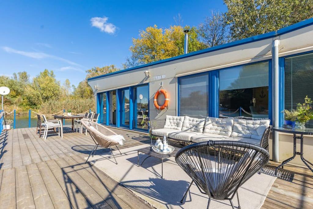 Ocarujuci Houseboat Na Dunaji Μπρατισλάβα Εξωτερικό φωτογραφία