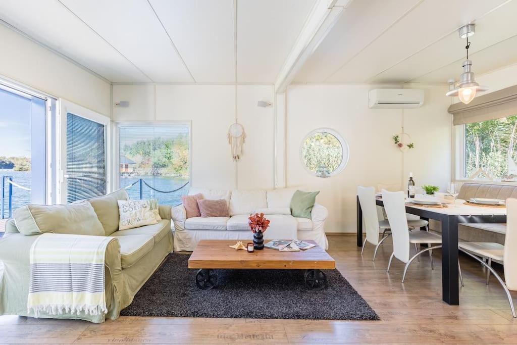 Ocarujuci Houseboat Na Dunaji Μπρατισλάβα Εξωτερικό φωτογραφία